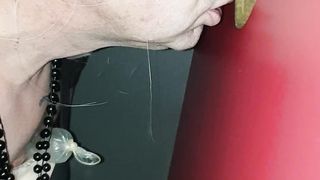 Sissy mit gefülltem Condom