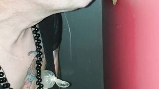 Sissy mit gefülltem Condom