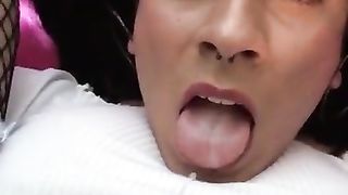 T chick Priscilla plays with tear up machine and fleshlight