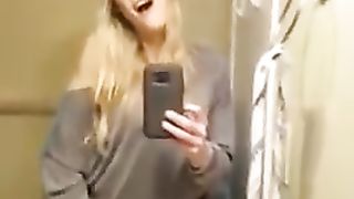 Silvia Chocolate-Colored dando o cu no banheiro