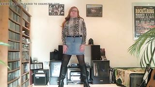 Sissy Jiggles Her Rump and Showcases Her Virginity Cell