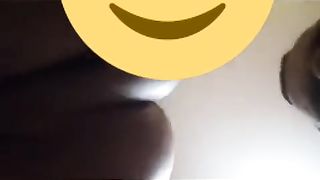 Lambendo um cuzinho.