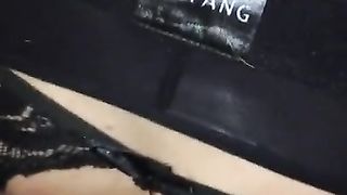 Je me soulage dans une salope trav