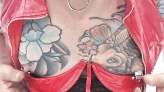 Sissy zeigt alles auf öffentlicher Toilette