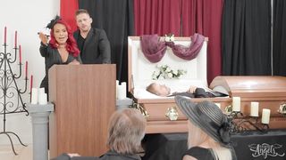 TRANSSEXUAL F0xxy Fuck3ry 4t Th3 Fun3r4l Stocking Super-hot Trans