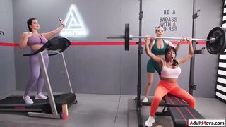 Buxomy Futa stunner gargled off during cowers by japanese hermaphroditism (Ember Snow, Nicole Aria, Sarah Arabic)