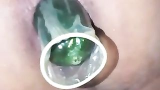 jugando con mi pepino:3