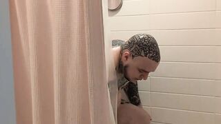 Roomie snoops on FTM while he showers