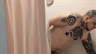 Roomie snoops on FTM while he showers