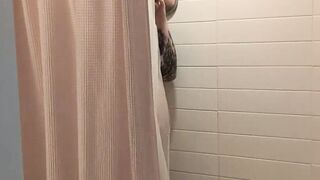 Roomie snoops on FTM while he showers