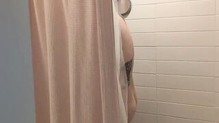 Roomie snoops on FTM while he showers