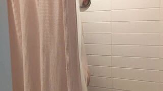 Roomie snoops on FTM while he showers
