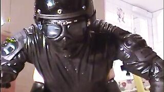 Roxina2003CrazyRubberRetro270103XL.WMV
