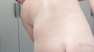 Maricona mostra a sua calcinha preferida enfiada no cuzão