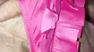 Lars Damberger wichst in pinker Satin frauenunterwäsche