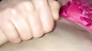 Lars Damberger wichst in pinker Satin frauenunterwäsche