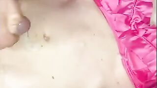 Lars Damberger wichst in pinker Satin frauenunterwäsche