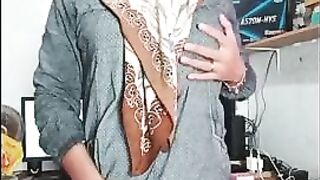 Jerking Hijab Transgirl Jizzes