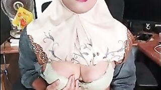 Jerking Hijab Transgirl Jizzes
