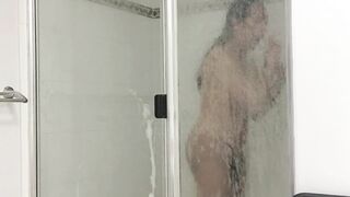 jerk in the bathroom by chinese she-creature