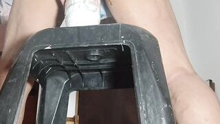 Socando uma rola grossa no cu