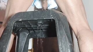 Socando uma rola grossa no cu