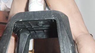 Socando uma rola grossa no cu