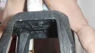 Socando uma rola grossa no cu