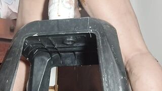 Socando uma rola grossa no cu