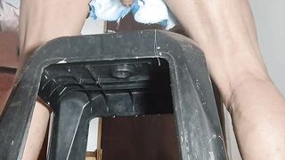 Socando uma rola grossa no cu