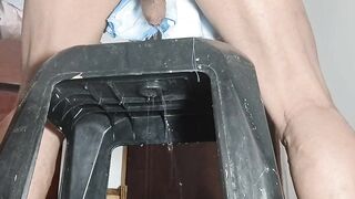 Socando uma rola grossa no cu