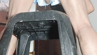 Socando uma rola grossa no cu