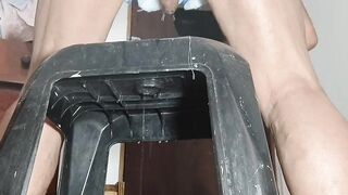 Socando uma rola grossa no cu