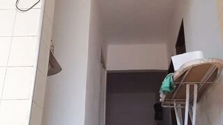 Crossdresser socando a garrafa no cu