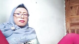 Hijab T-girl Is Drilled By Machine Faux-cock