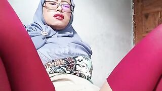 Hijab T-girl Is Drilled By Machine Faux-cock