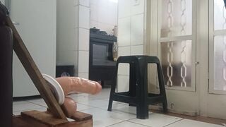 Crossdresser arrombando o cu 3s