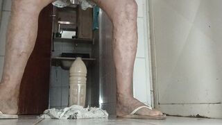 Arrombando o cu com garrafa e mijando