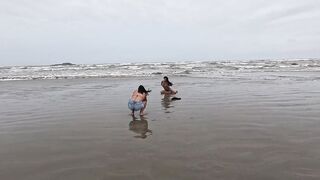 Casal Leva A Trans Na Praia Pra Transar Em P Blico