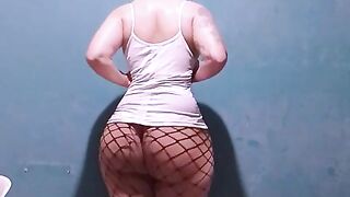 She-male with a large bum to use, enjoy, and never get prego.