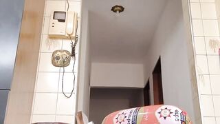 Arrombando o cu e mijando na calcinha 2d