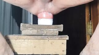 Arrombado o cu e mijando