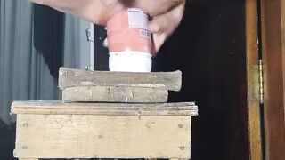 Arrombado o cu e mijando