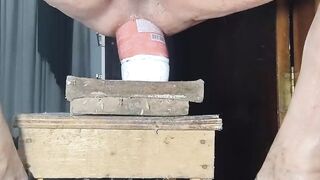 Arrombado o cu e mijando