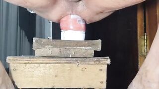 Arrombado o cu e mijando