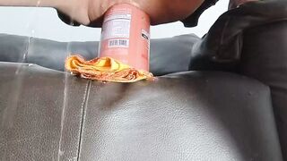 Arrombando o cu e mijando 2ds