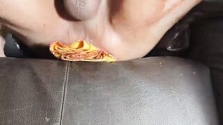 Arrombando o cu e mijando 2ds