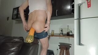 Arrombando o cu e mijando 3