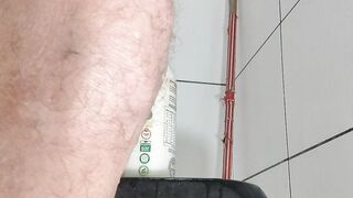 Mijando e molhando o maiô