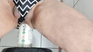 Mijando e molhando o maiô